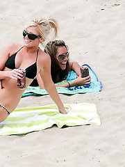 12 pictures - Slim girls adore wearing micro bikini