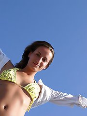 12 pictures - Bikini chicks are happy to get on the camera