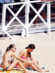 12 pictures - Bikini girls show nude asses and tits