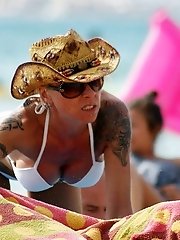 12 pictures - Bikini girls show nude asses and tits
