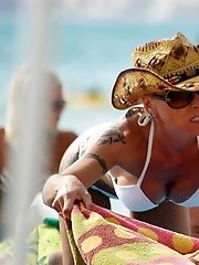 12 pictures - Bikini girls show nude asses and tits