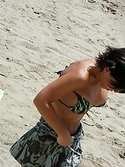12 pictures - Blonde girl in bikini spied in water