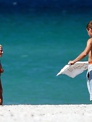 12 pictures - Bikini girls show nude asses and tits