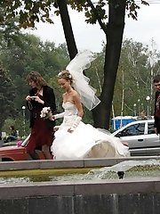 9 pictures - A bride in this action shots