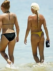 12 pictures - Naughty girls in bikinis on spy cam