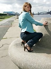 15 pictures - Bubble booty gets caught by tight jeans
