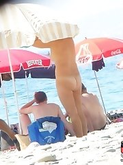 12 pictures - Stretching nude nub lips on the cam