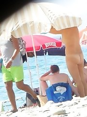 12 pictures - Stretching nude nub lips on the cam