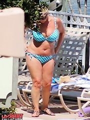 12 pictures - Hot micro bikini spied on the cam