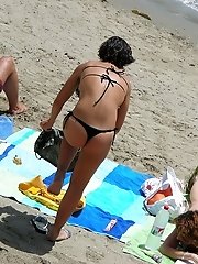 12 pictures - Hot girls wearing string bikinis