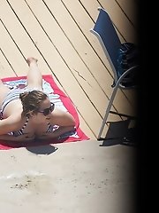 12 pictures - Girls in bikinis relax under sun