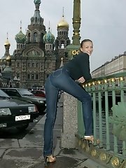 15 pictures - Cuddly babe got her ass caught on cam when bending
