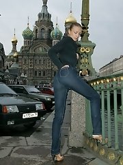 15 pictures - Cuddly babe got her ass caught on cam when bending