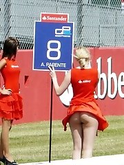 12 pictures - Accidental upskirts in public places