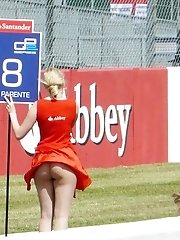 12 pictures - Accidental upskirts in public places