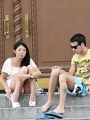 12 pictures - Upskirt girls enjoy a day in a park