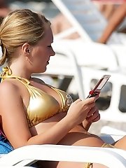 12 pictures - Hot bikini pussy flashed by cutie