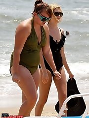 12 pictures - Girls putting on their sexy bikinis