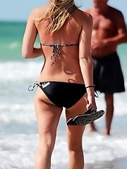 12 pictures - Girls putting on their sexy bikinis