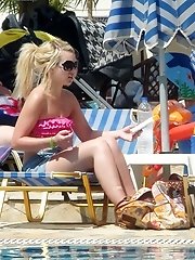 12 pictures - Gals have no clue their bikini spied