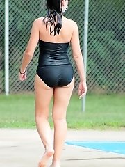 12 pictures - Gals have no clue their bikini spied