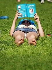 12 pictures - Hot upskirts and sexy babes