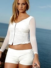 12 pictures - Cameltoe upskirt gallery