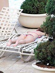 12 pictures - Bikini girls going suddenly topless