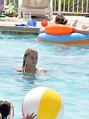 12 pictures - Bikini girls going suddenly topless