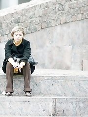 12 pictures - Sultry sitting upskirt photos
