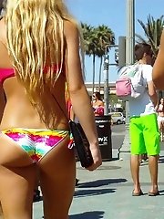 12 pictures - Beach is the best place for bikinis