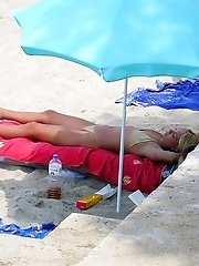 12 pictures - Exciting bikini masturbation on cam