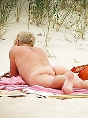 12 pictures - Horny nude girls show flexibility