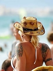12 pictures - Seducing butts in bikini for cam guy