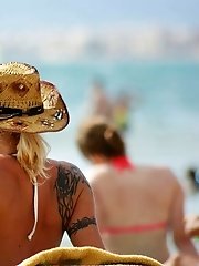 12 pictures - Seducing butts in bikini for cam guy