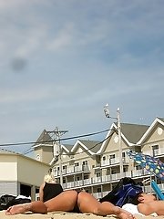 12 pictures - Girls on voyeur cam wear hot bikinis