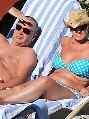 12 pictures - Tiny bikini gal admired by hunter