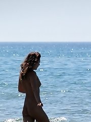 12 pictures - Hot butted bikini chicks sexy view