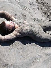 12 pictures - Real amateurs naked on the beach