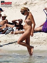 12 pictures - Real amateurs naked on the beach