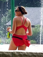 12 pictures - Wet bikinis on well shaped amateurs