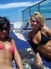 12 pictures - Bikini bitch flashing on the Daytona