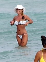 12 pictures - Such erotic posing of bikini girls