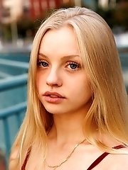 8 pictures - "Kylie Shay Walking In Memphis"