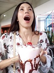 4 pictures - "Julia Campos Milkshake Bonus"