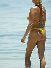 12 pictures - Girls in bikinis have awesome butts