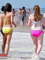 12 pictures - Girls in bikinis have awesome butts
