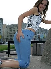 15 pictures - Blue fitting jeans of this girl sexily wrap her slim hips