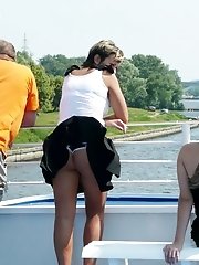 12 pictures - Wind blows up skirts of hot chicks