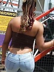 15 pictures - Fatty butts wrapped in tight jeans get spied in the streets